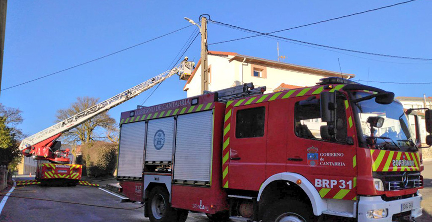 Los bomberos extinguen un incendio en la chimenea de una vivienda de Nestares