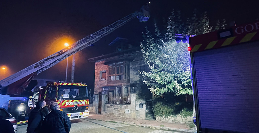 Los bomberos extinguen un incendio en la chimenea de una vivienda de Reinosa