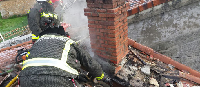 Los bomberos extinguen un incendio en la chimenea de una vivienda de Treceo