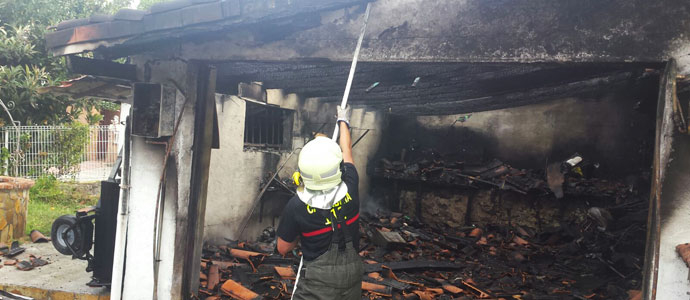 El 112 extingue un incendio en una construccin anexa a una vivienda en Brcena de Cicero