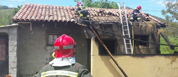 Los bomberos extinguen un incendio en una cuadra de Medio Cudeyo
