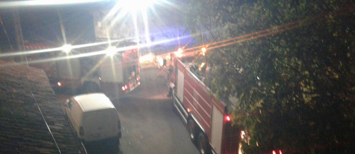 Los bomberos extinguen el incendio declarado en una chimenea de Villacantid