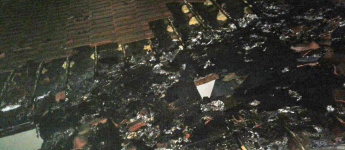 Los bomberos extinguen el incendio declarado en una chimenea de Villacantid