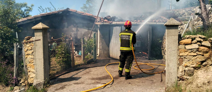 Los bomberos extinguen un incendio declarado en un garaje y un cenador de Villanueva de Las Rozas