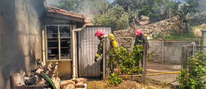Los bomberos extinguen un incendio declarado en un garaje y un cenador de Villanueva de Las Rozas
