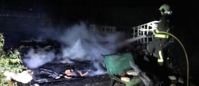 Los bomberos extinguen un incendio en una edificacin de Cabezn de la Sal