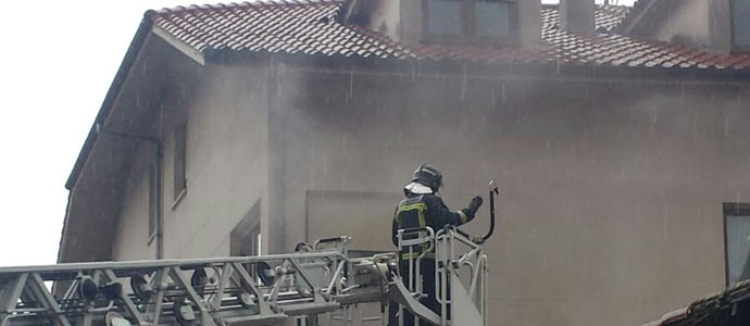 Los bomberos extinguen un incendio en la Escuela Taller de Cabezn de la Sal