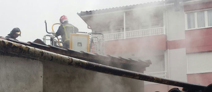 Los bomberos extinguen un incendio en la Escuela Taller de Cabezn de la Sal