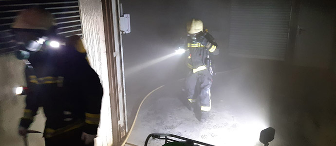 Los bomberos extinguen un incendio en un garaje subterrneo de San Miguel de Meruelo