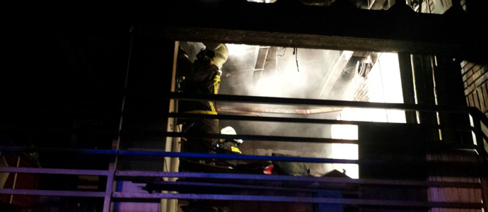Los bomberos extinguen un incendio en una nave industrial en Marrn