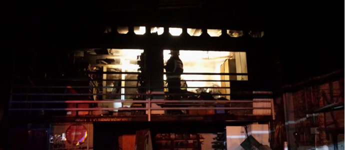 Los bomberos extinguen un incendio en una nave industrial en Marrn