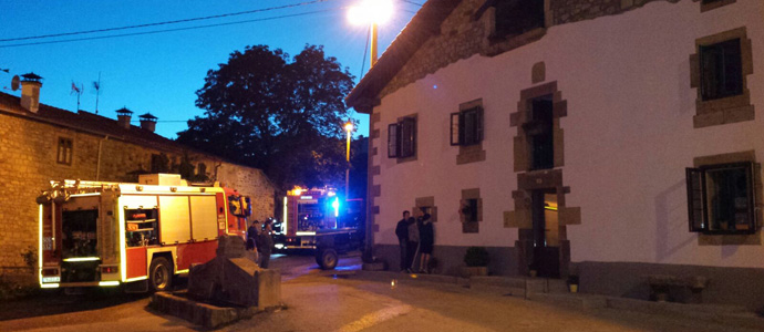 Los bomberos extinguen un incendio en un pajar de la Hoz de Abiada