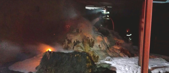 Los bomberos extinguen un incendio en un pajar de Riotuerto