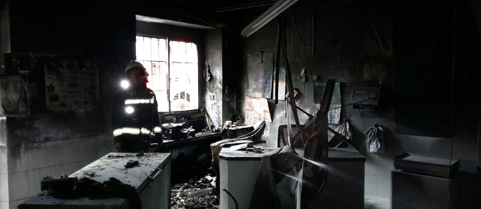 Los bomberos extinguen un incendio en una pescadera de Santoa