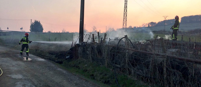Los bomberos extinguen un incendio en una pila de neumticos de La Poblacin