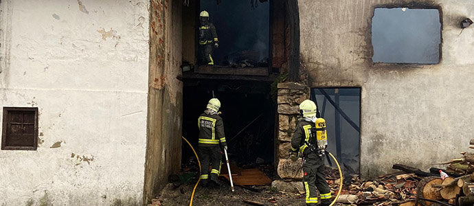 Los bomberos extinguen un incendio que ha afectado a dos cuadras de San Vicente de la Barquera
