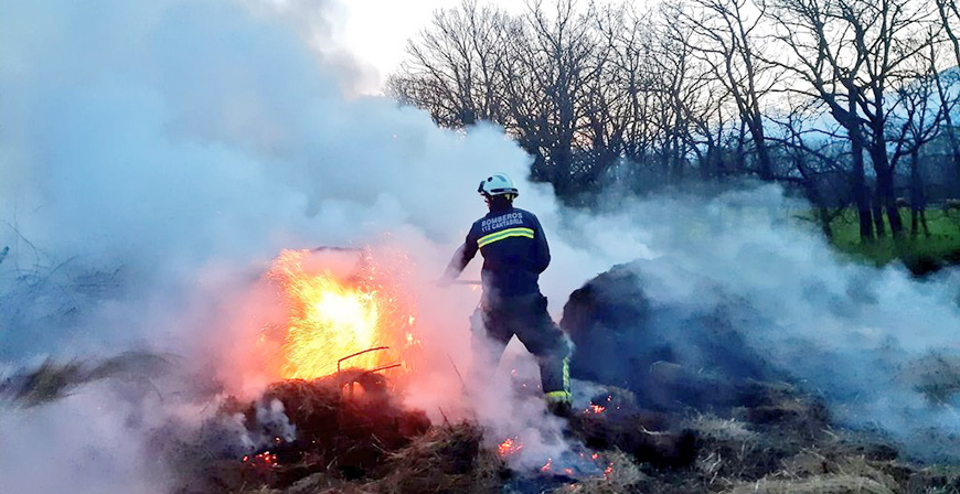 Los bomberos extinguen un incendio de rollos de hierba en Campoo de Suso