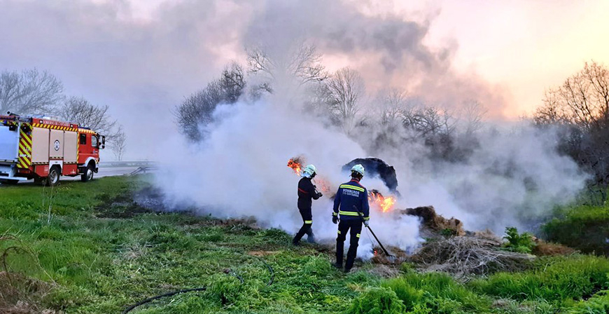 Los bomberos extinguen un incendio de rollos de hierba en Campoo de Suso