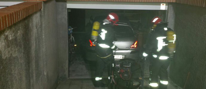 Los bomberos extinguen un incendio en el stano de una vivienda en Laredo