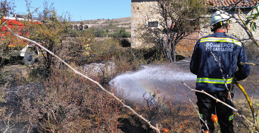Los bomberos extinguen un incendio de vegetacin en Fombellida