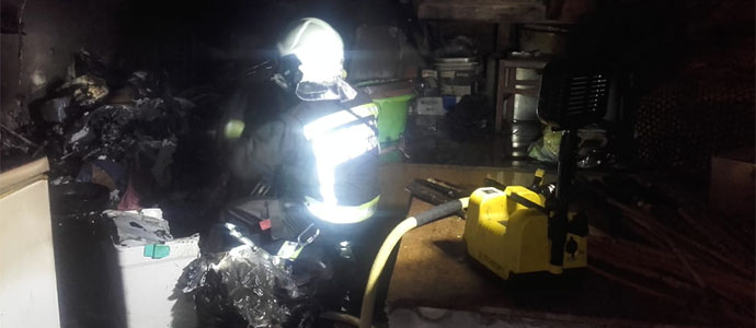 Los bomberos extinguen el incendio de una vivienda de Arenas de Igua