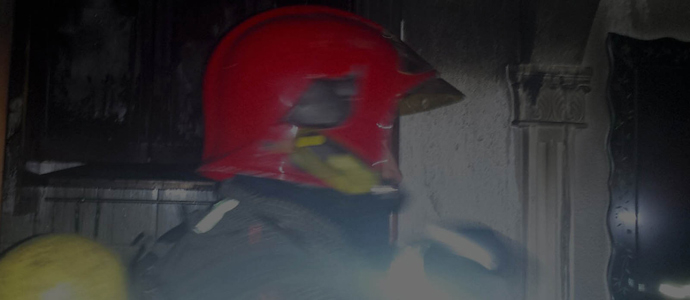 Los bomberos extinguen un incendio en una vivienda de Argoos
