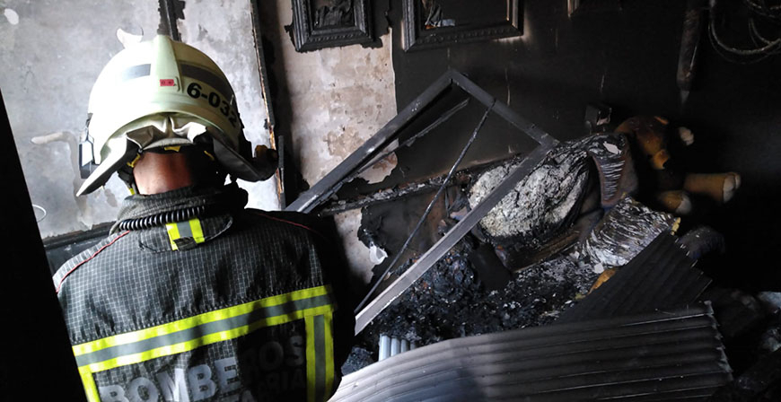 Los bomberos extinguen un incendio en una vivienda de Los Corrales de Buelna
