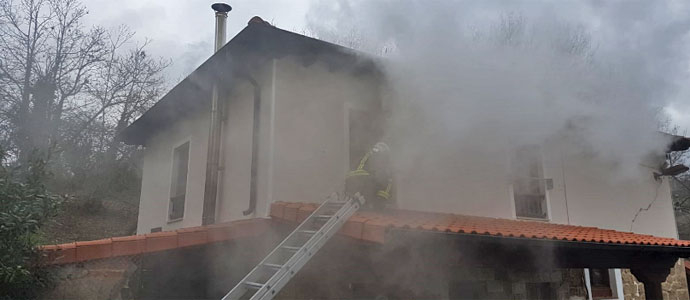 Los bomberos extinguen un incendio en una vivienda de Los Corrales de Buelna