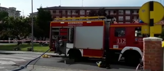 Los bomberos extinguen un incendio en una vivienda de Laredo
