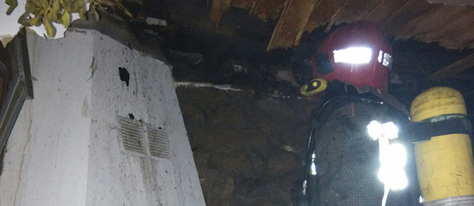 Los bomberos extinguen un incendio en una vivienda de Molledo 