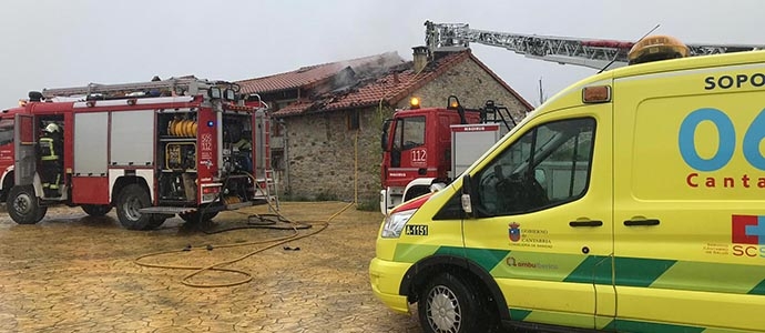 Los bomberos extinguen un incendio en una vivienda de Molledo