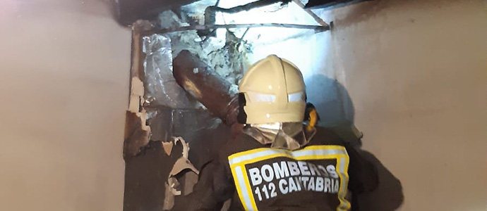 Los bomberos extinguen un incendio en una vivienda de Nestares