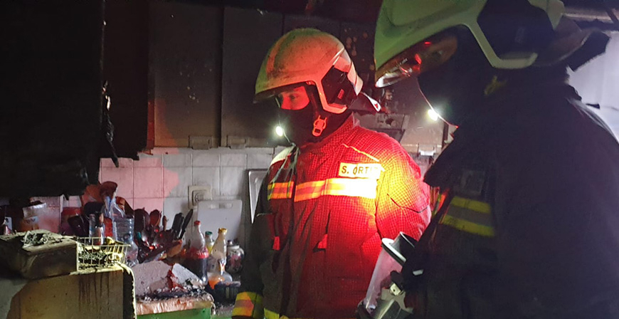 Los bomberos extinguen un incendio en una vivienda de Reinosa