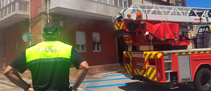 Los bomberos extinguen un incendio en una vivienda de Reinosa