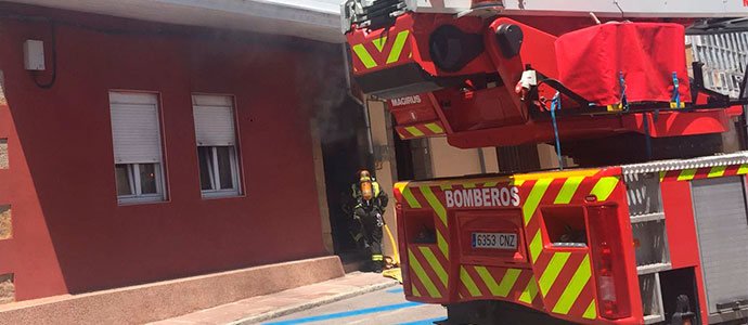 Los bomberos extinguen un incendio en una vivienda de Reinosa