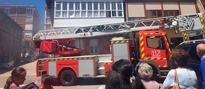 Los bomberos extinguen un incendio en una vivienda de Reinosa