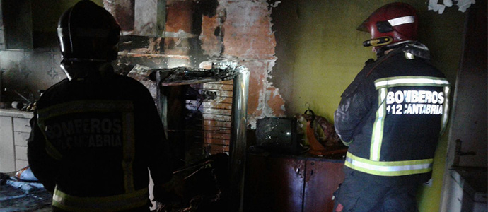 Los bomberos extinguen un incendio en una vivienda de Reinosa