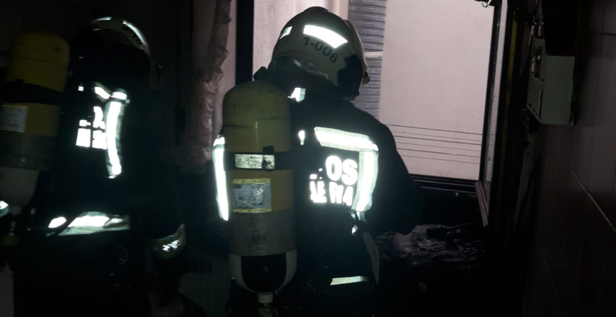 Los bomberos extinguen un incendio en una vivienda de Santoa