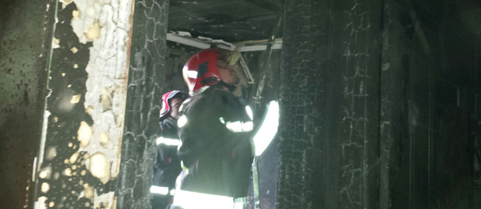 Los bomberos extinguen un incendio en una vivienda de Sobarzo
