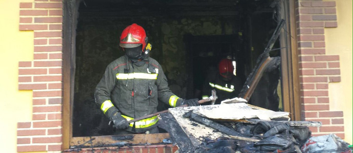 Los bomberos extinguen un incendio en una vivienda de Sobarzo