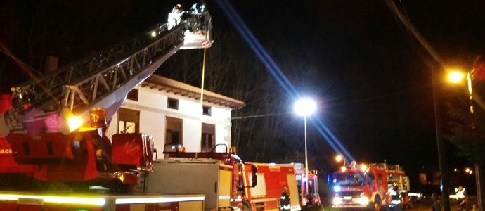 Los bomberos extinguen un incendio en una vivienda de Villafufre