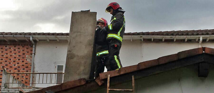 Los bomberos extinguieron el incendio de una vivienda de Santa Mara de Cayn