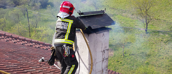 Los bomberos extinguieron el incendio de una vivienda de Santa Mara de Cayn