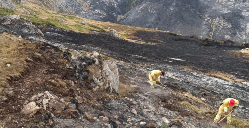 Los bomberos forestales de Cantabria siguen apoyando al Operativo de Castilla y Len en el control de puntos calientes de los incendios