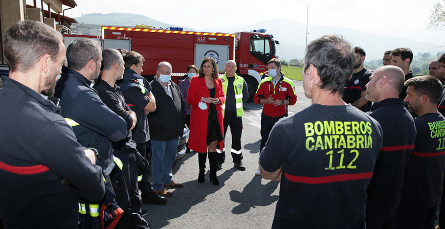 Los bomberos del Gobierno cntabro se forman en intervenciones de trfico con vehculos elctricos y de gas