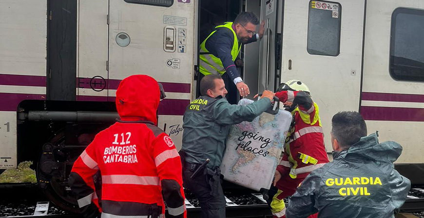 Bomberos y Guardia Civil evacun a 130 pasajeros del Alvia a Madrid por una avera en la catenaria a la altura de Matamorosa