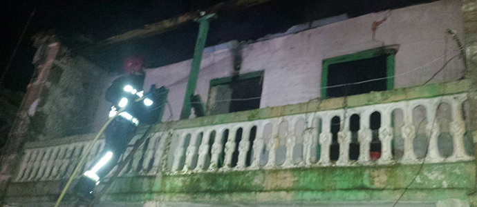 Los bomberos intervienen en dos incendios en viviendas de Selaya y Puente Viego
