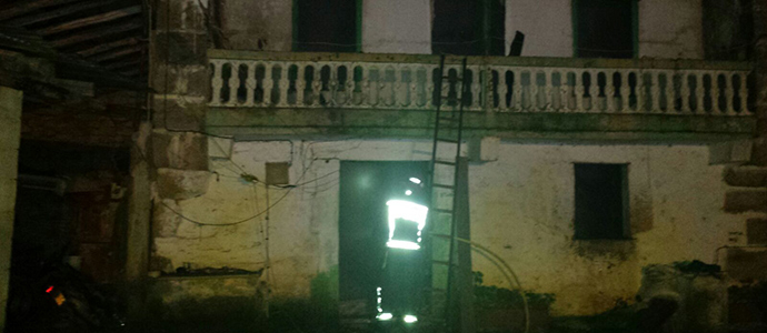 Los bomberos intervienen en dos incendios en viviendas de Selaya y Puente Viego