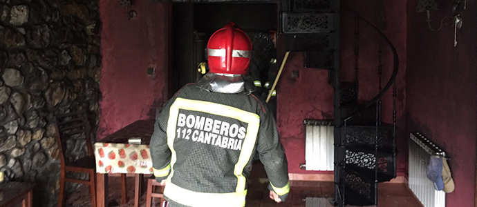 Los bomberos intervienen en dos incendios en viviendas de Selaya y Puente Viego