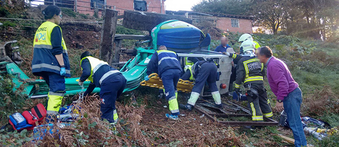 Los bomberos liberan a un hombre que qued atrapado tras volcar una excavadora